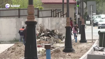 İşıq dirəkləri səkilərin ortasında yerləşir