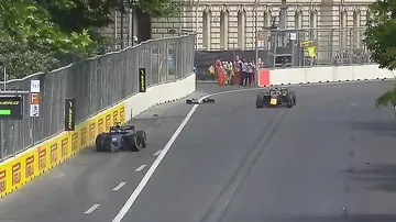 Bakıda F1 zamanı ilk qəza - Bolid yararsız hala düşdü