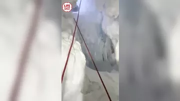 Dağda yarığa düşən alpinistin xilas olunma anları