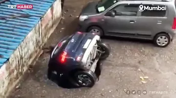 Asfalt çökdü, avtomobil çuxura düşdü
