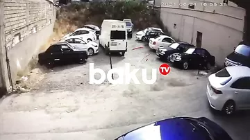 В Баку водитель, перепутав педали газа и тормоза, совершил аварию