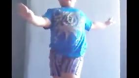 Полный мальчик взорвал интернет, энергично танцуя в шортах