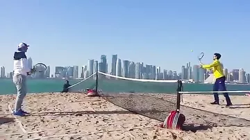 Джокович и Надаль сыграли в теннис на пляже