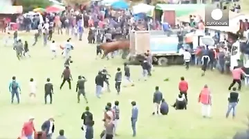 Перу: быки набросились на толпу зевак