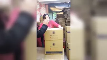 Китаянка освоила технику кунг-фу по упаковке посылок