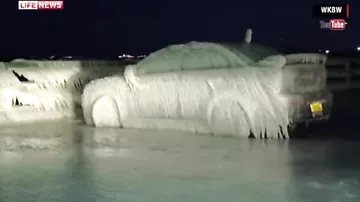 Из за мощных заморозков в США автомобили покрылись ледяной «бронёй»