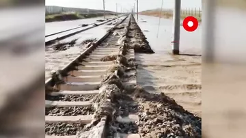 Qatar xətti su altında qaldı - Hərəkət dayandırıldı