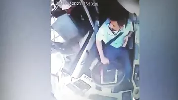 Bakıda başı telefona qarışan avtobus sürücüsü qəza törətdi - ANBAAN