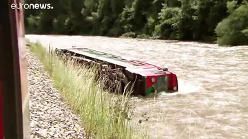 Австрия: поезд упал в реку