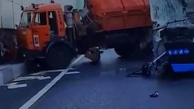На Боровском шоссе столкнулись грузовик и пассажирский автобус