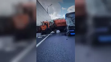 На Боровском шоссе столкнулись грузовик и пассажирский автобус