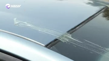 Bakıda avtomobilin üstünə binadan ətir qabı atılıb, maşına ziyan dəyib