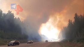 В России сильный лесной пожар подобрался к федеральной трассе