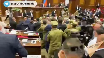 Ermənistan parlamentində butulka davası