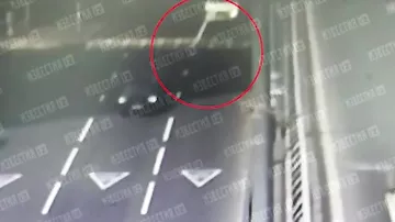 Камера видеонаблюдения сняла момент смертельного наезда на 25-летнюю девушку в Москве