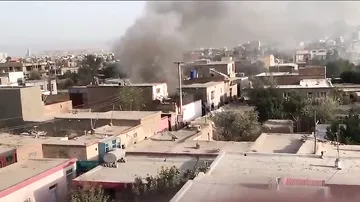 После того, как ракета попала в жилой дом в Кабуле, жители попытались потушить пламя своими силами