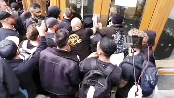 Vaksin əleyhdarları dərman agentliyinə hücum çəkiblər
