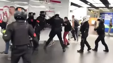 Fransa polisi metroya maskasız daxil olan qadını dəyənəklə döydü