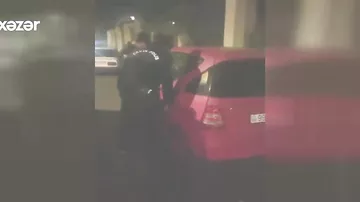 Maşında köməksiz vəziyyətdə qalan fiziki məhdudiyyətli uşağı polis xilas edib