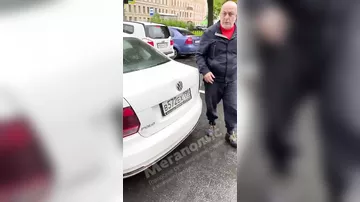 Azərbaycanlı taksi sürücüsü əlil qadını vurdu - üzünə tüpürdü