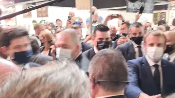 Makrona yumurtaya bənzər əşya atılıb