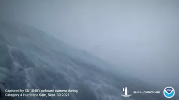 Океанский дрон впервые снял видео изнутри урагана