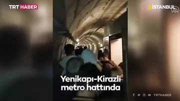 İstanbul metrosunda sərnişinlər tunelə düşdü