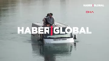 Türkiyəli ər-arvad suya düşən mikroavtobusdan xilas oldular