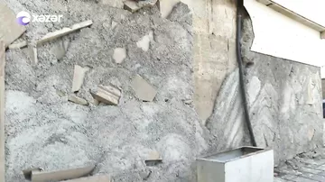 Bakının mərkəzində qorxunc mənzərə - Bu binaların üzlük daşları təhlükə saçır