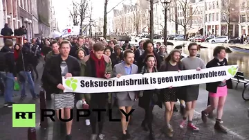 В Нидерландах мужчины в мини-юбках вышли на митинг в защиту женщин