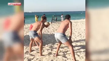 Футболисты сборной России сыграли в пляжный футбол с Капелло и Платини