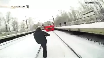 Лыжник прицепился тросом к электричке под Санкт-Петербургом