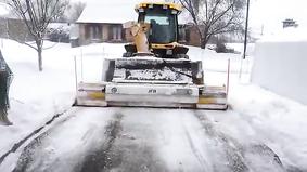 Расчистка дорог от снега в Канаде