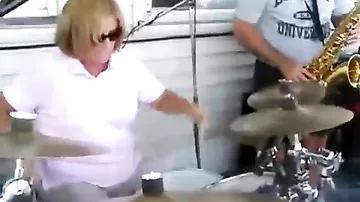 Дамочка отожгла на барабанах во время семейного праздника