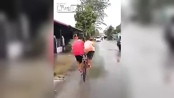 Дети нашли оригинальный способ ехать вдвоем на одном велосипеде