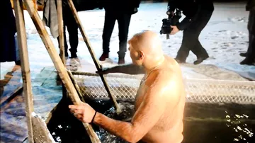 Николай Валуев купается в Енисее на Крещение