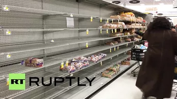 Жители Вашингтона сметают с прилавков магазинов продукты в ожидании «снегопада века»