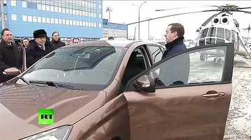 Дмитрий Медведев провел тест-драйв Lada XRay