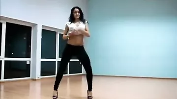 Девушка красиво танцует