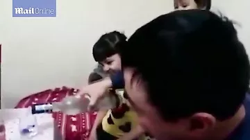 Отец учит малолетних детей пить водку