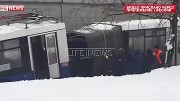 В Москве троллейбус разломился напополам