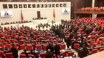 Türkiyə parlamentində dava: Deputatlar yumruqlaşdı