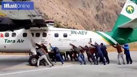 В Непале пассажирам пришлось толкать самолет