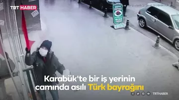 Naməlum qadın türk bayrağını endirmək istədi