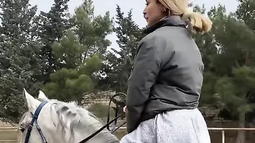 Roza Zərgərli ağ atın belində