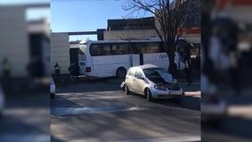 В Одессе автобус столкнулся с четырьмя авто и врезался в магазин
