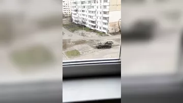 Rusiya tankları və zirehli texnikası Kiyevin mərkəzində