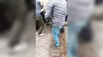 Rus texnikası Kiyevdə, Obolon prospektində maşının üstündən keçir