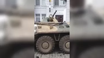 Ukraynalılar rus tankının önündə himn oxuyur