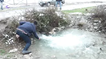Bu sual kənd sakinlərini düşündürür - Kanalın suyu niyə köpüklüdür?